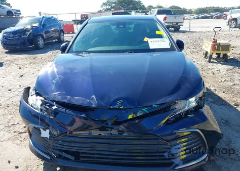 2021 Toyota Camry Le z USA, uszkodzony, nr VIN 4T1C11AK8MU461036